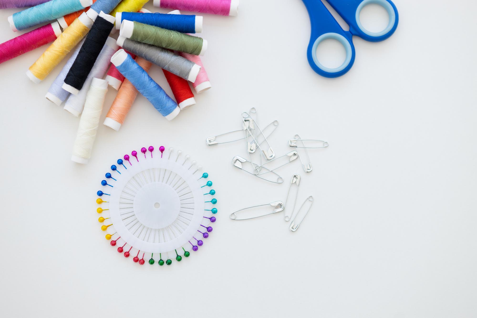 Composizione kit ricamo con tessuti e fili